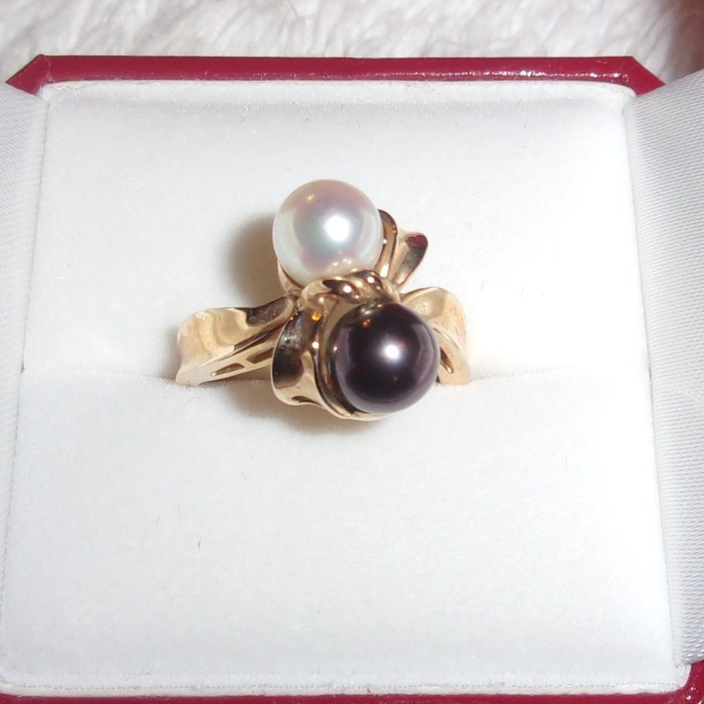 14 Kt. Gold Ring w/ Two Pearls Black And White Stunning Ring Size 6 New With Box